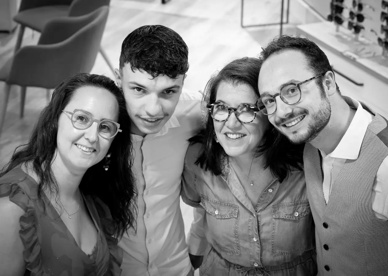 Équipe de l’opticien dans le magasin