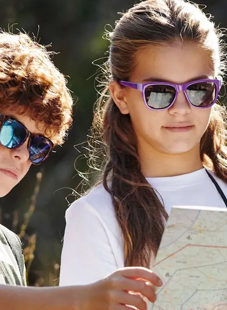 Enfants portant des lunettes de soleil