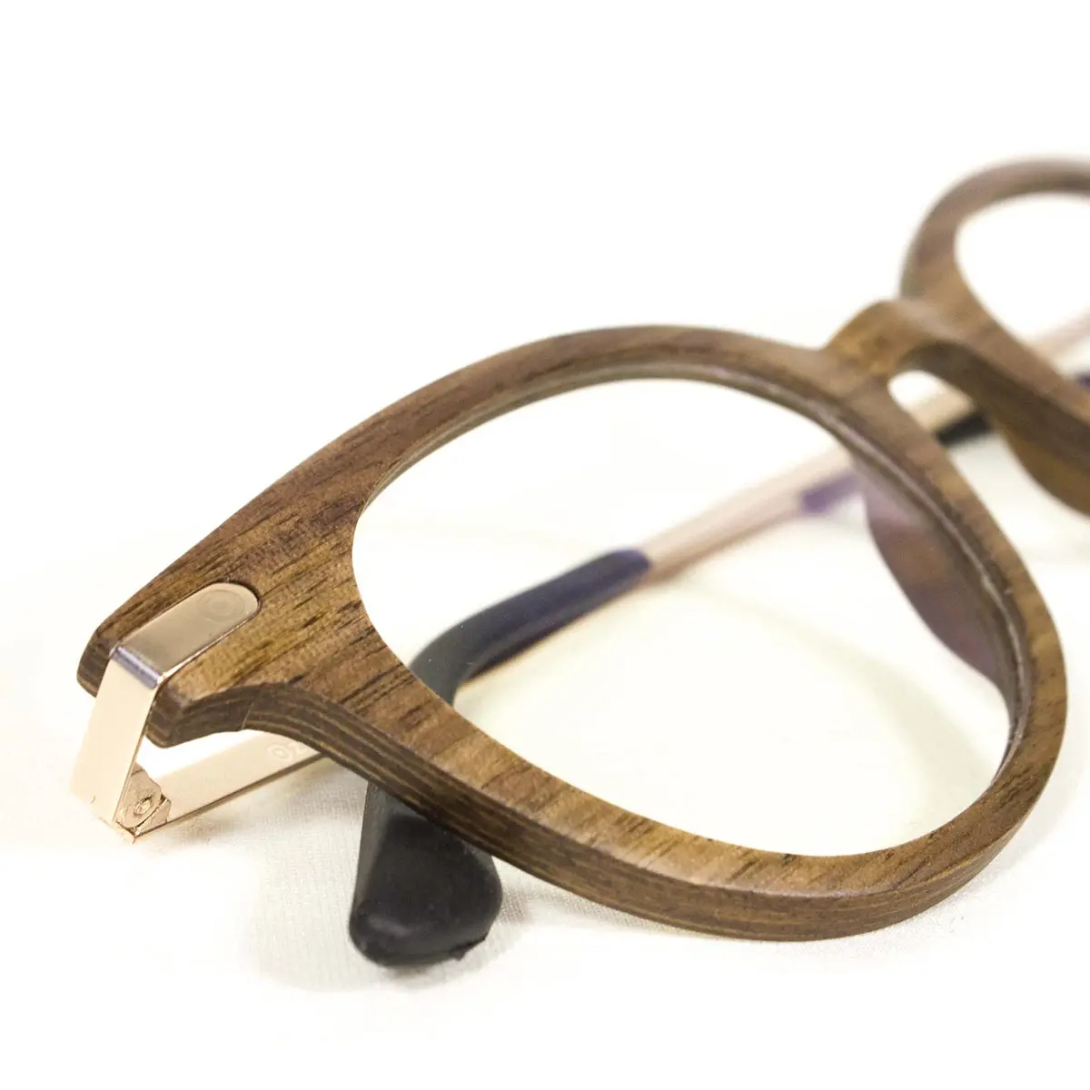 Détail d’une monture de lunettes en bois